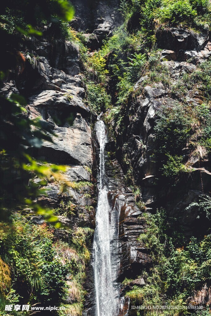 山间飞瀑绿意环绕的美景