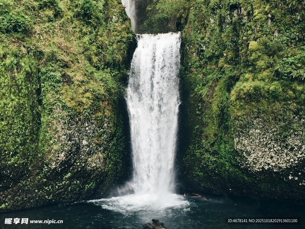 山间瀑布绿意环绕的美景