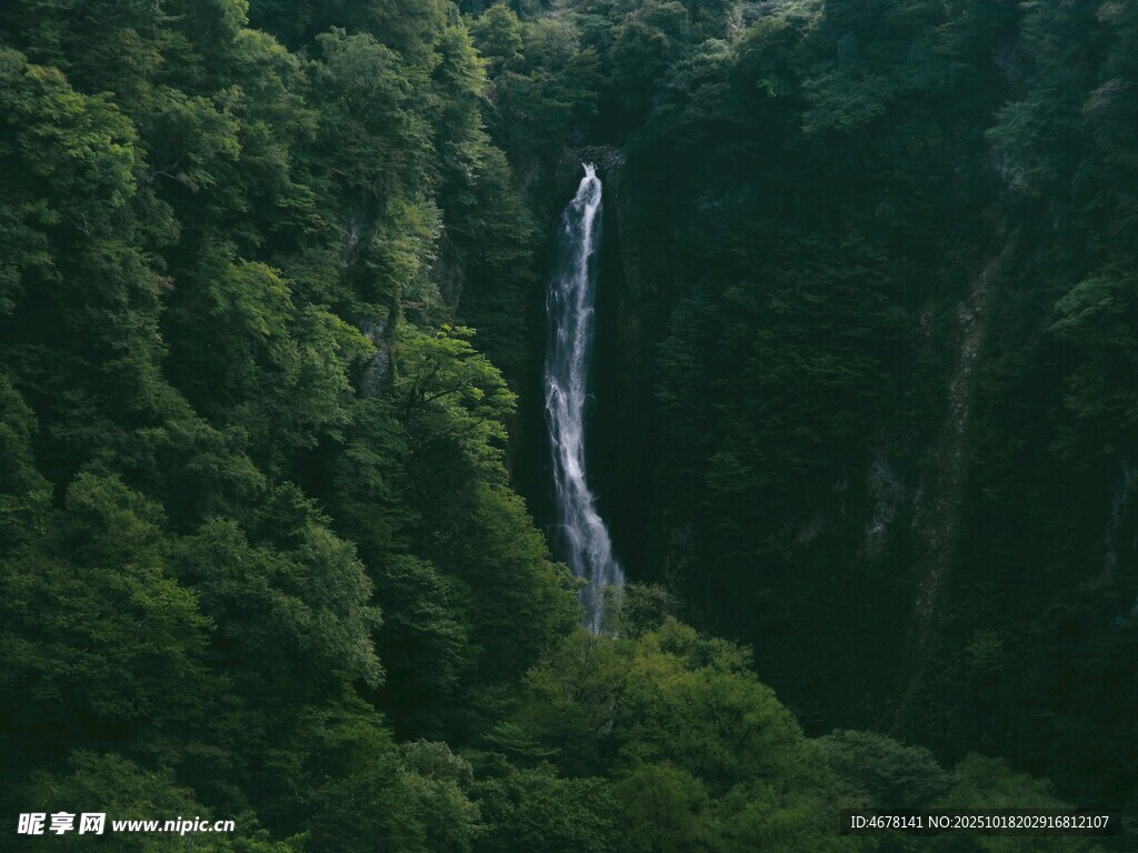 山林间的秀丽瀑布景观