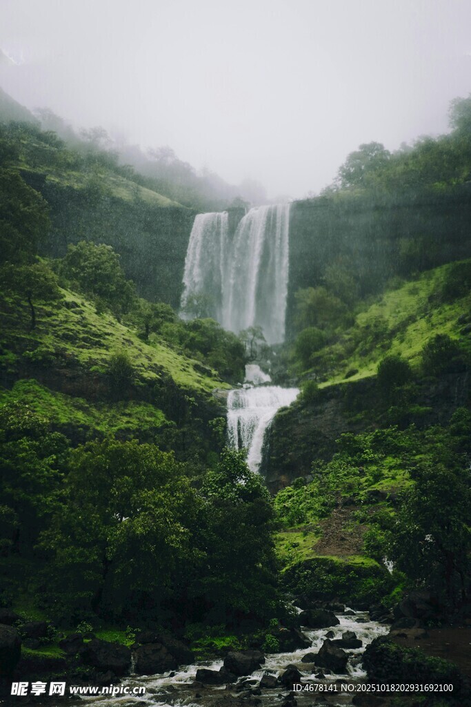 山间瀑布绿意盎然的美景