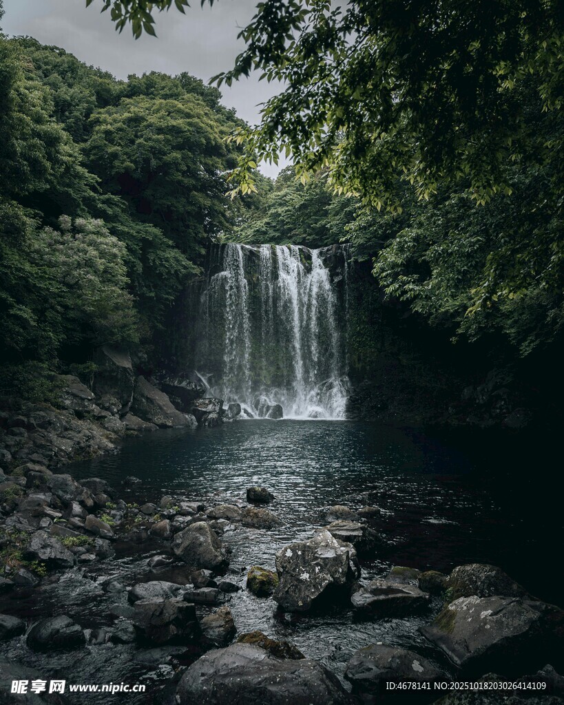 山间瀑布下的清幽景致