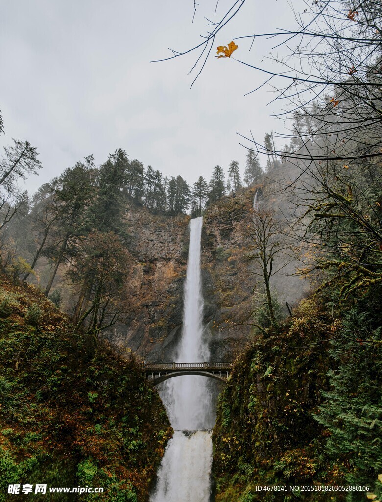 山间瀑布云雾缭绕美景