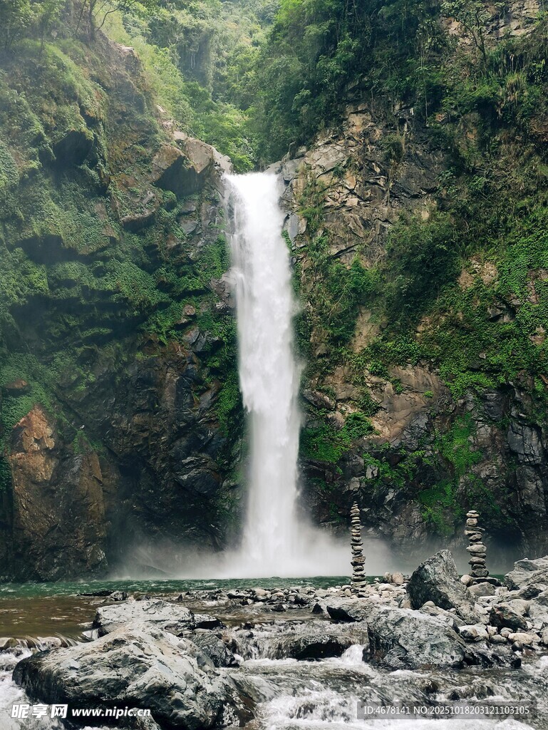 山间瀑布下的孤独身影