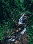山间溪流瀑布绿意盎然