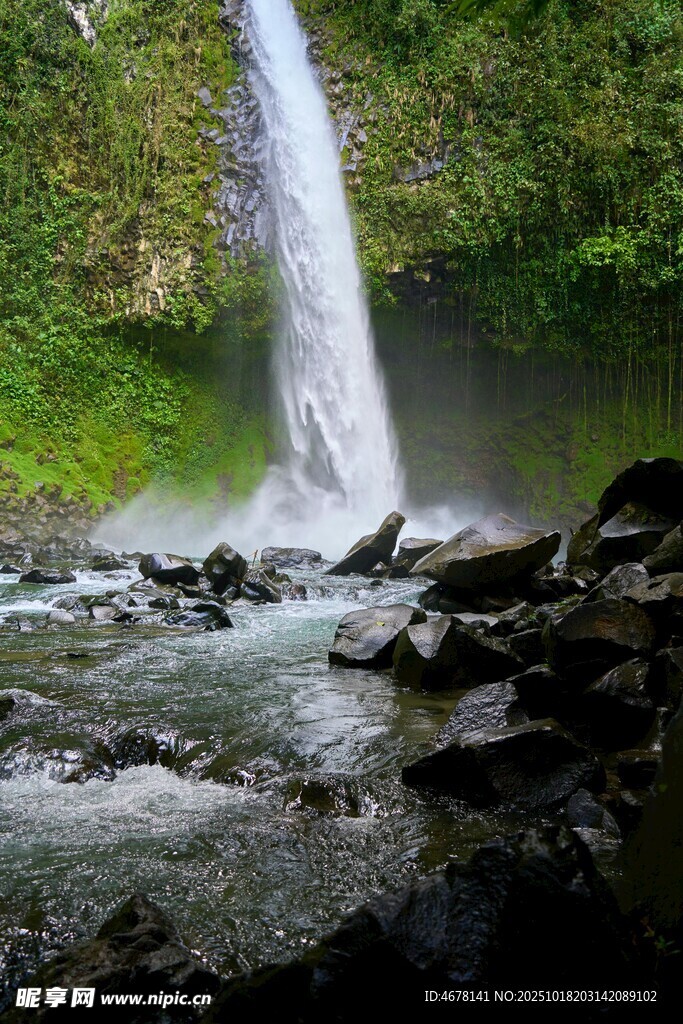 山间瀑布灵动自然之景
