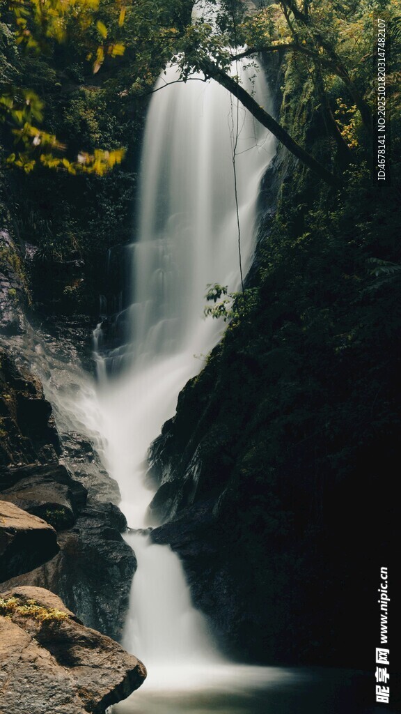 山间瀑布美景