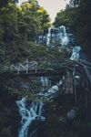 山间瀑布与栈道美景
