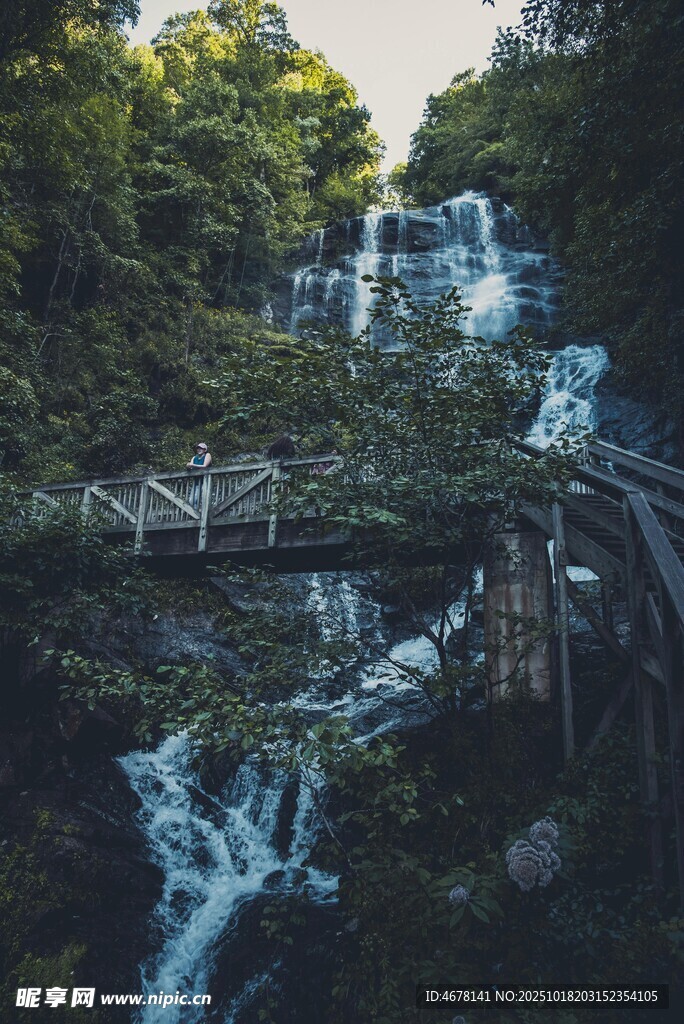 山间瀑布与栈道美景