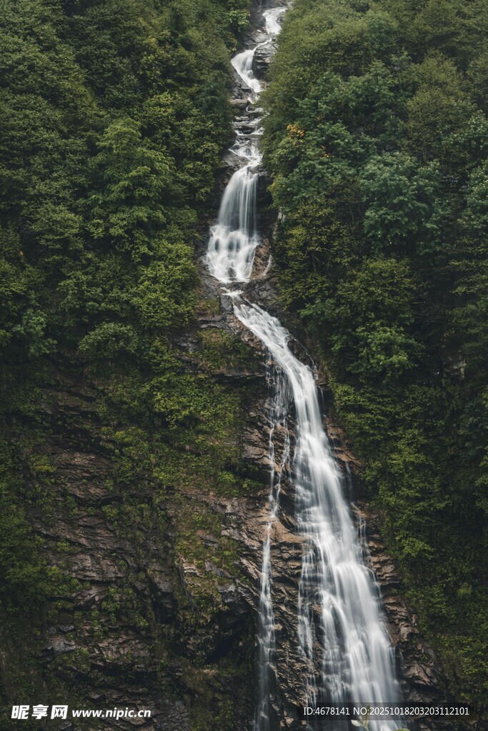 山间瀑布绿意环绕之景