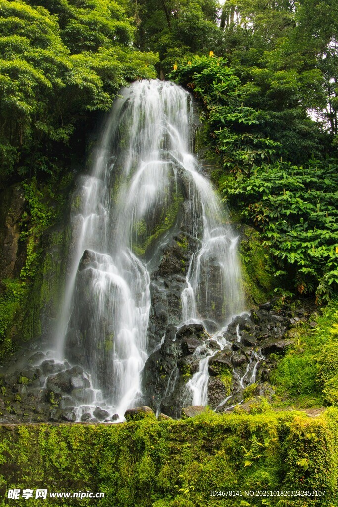 山间瀑布绿意环绕的美景