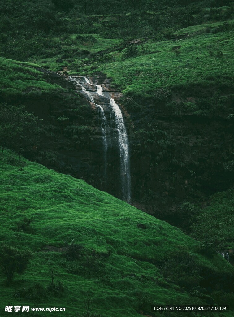 山间飞瀑下的翠绿景致