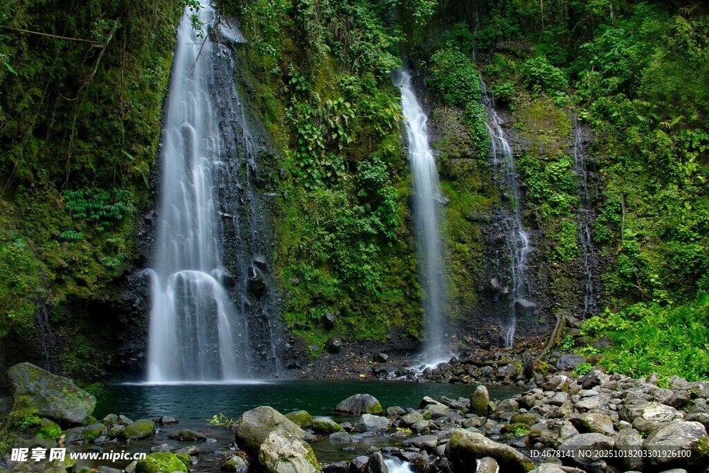山间瀑布绿意环绕的美景