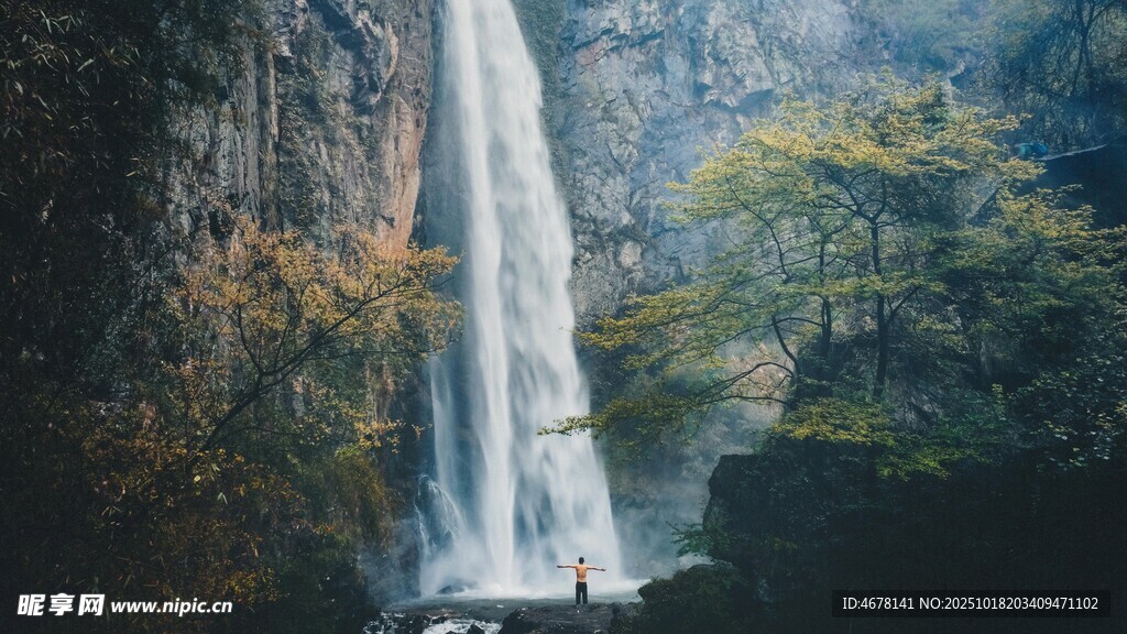 山间壮丽瀑布景观
