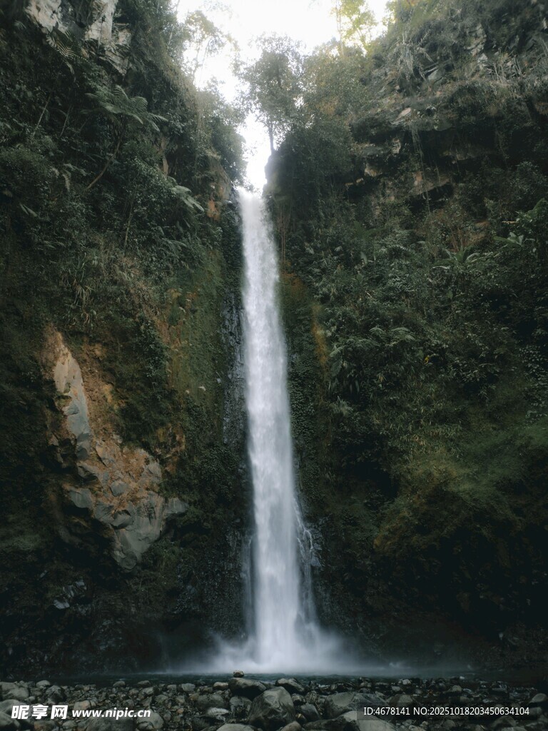 山间瀑布美景