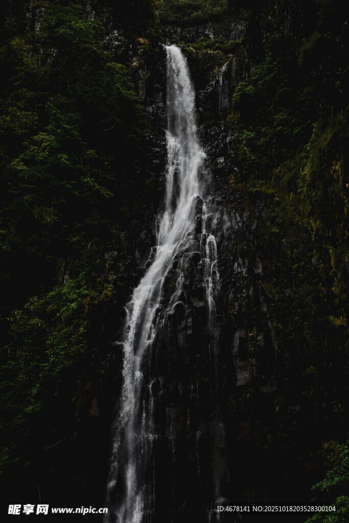 山间瀑布自然灵动之美