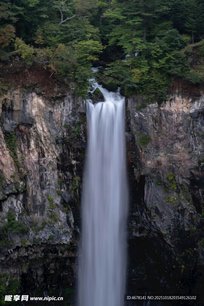 山间飞瀑自然清新之景
