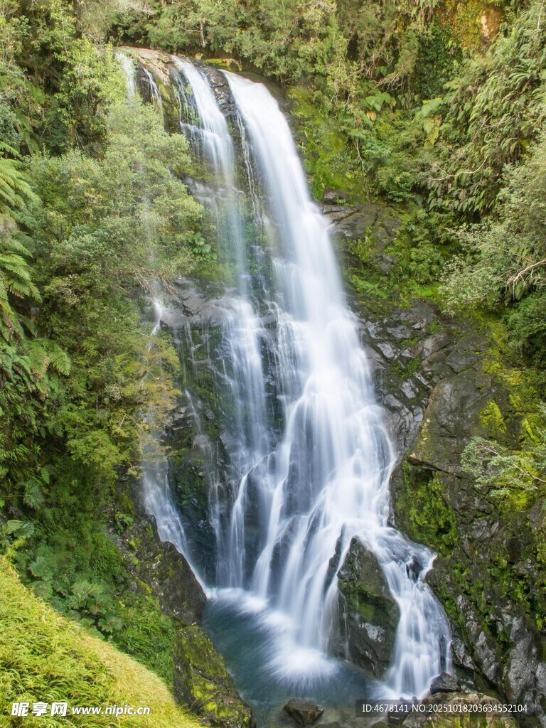 山间瀑布的自然美景