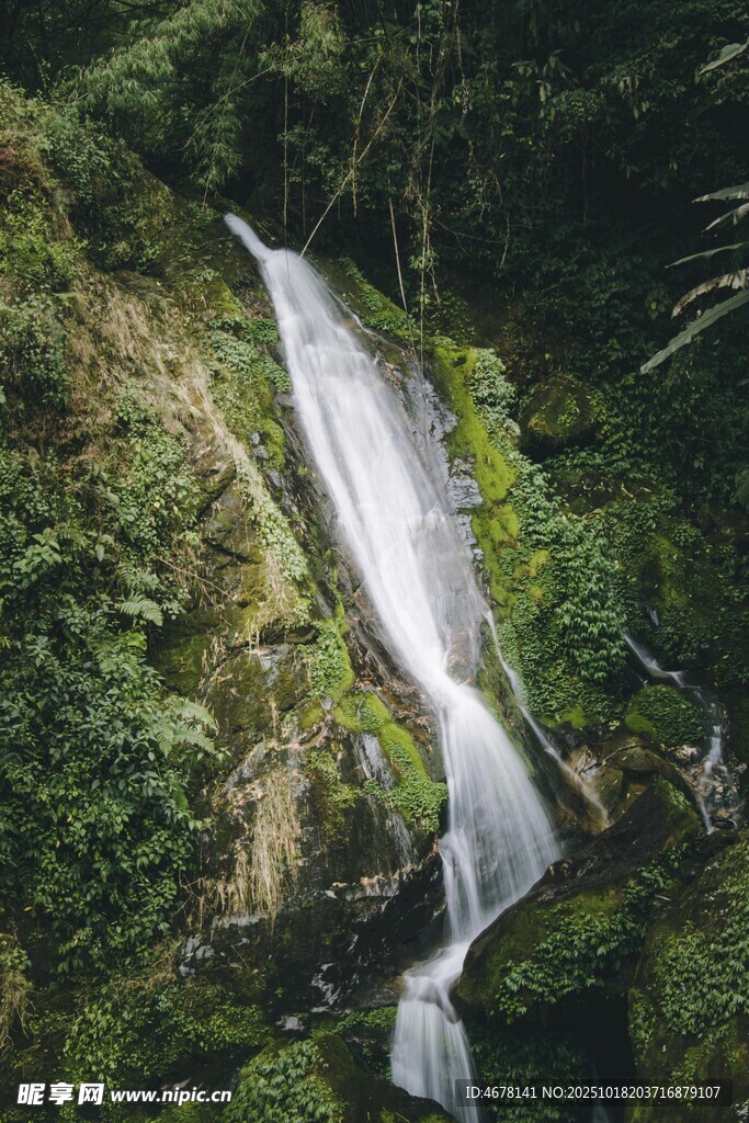 山林间的灵动瀑布景观