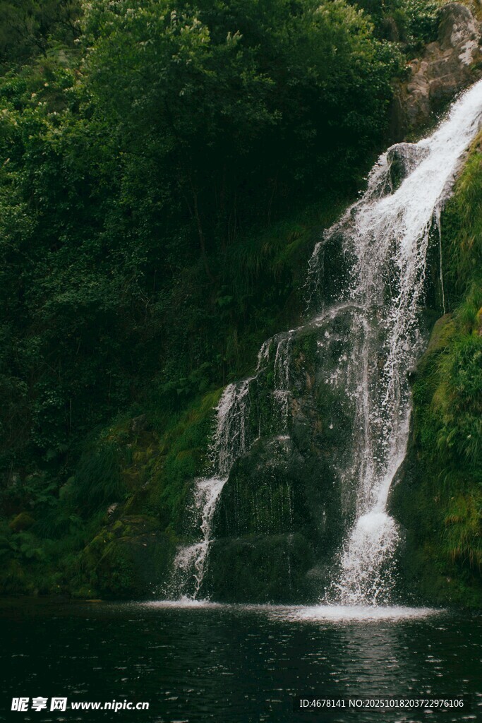 山间瀑布自然清幽之景