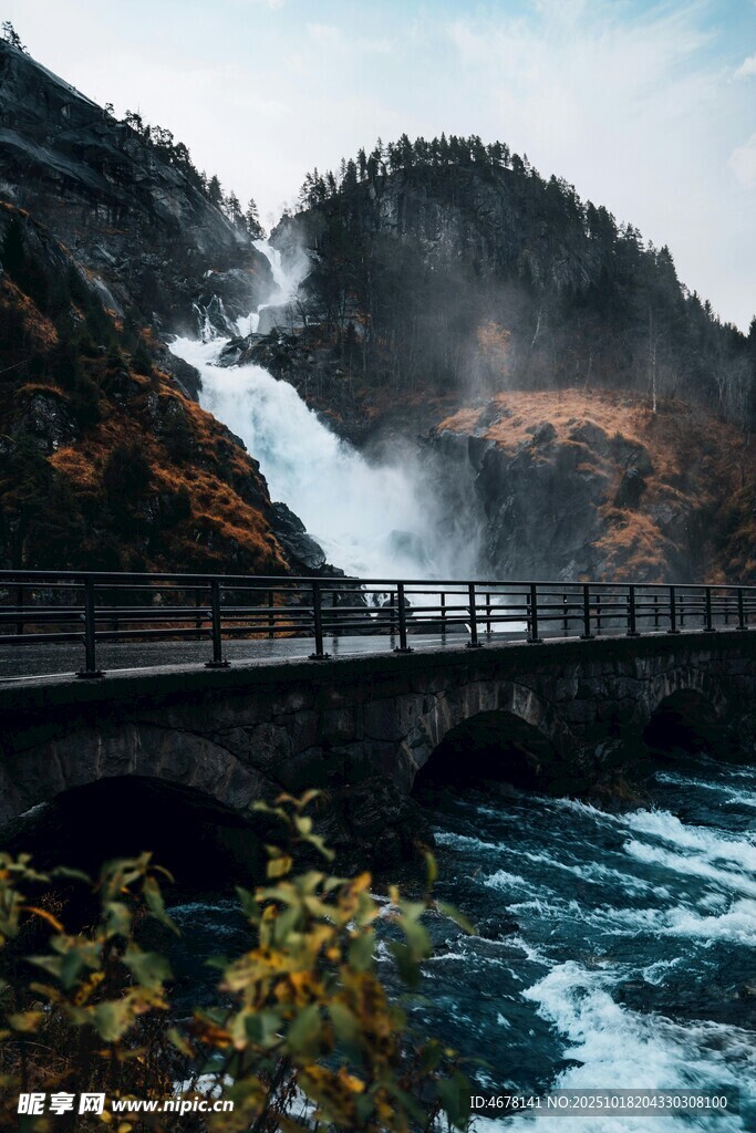 山间瀑布下的石桥美景