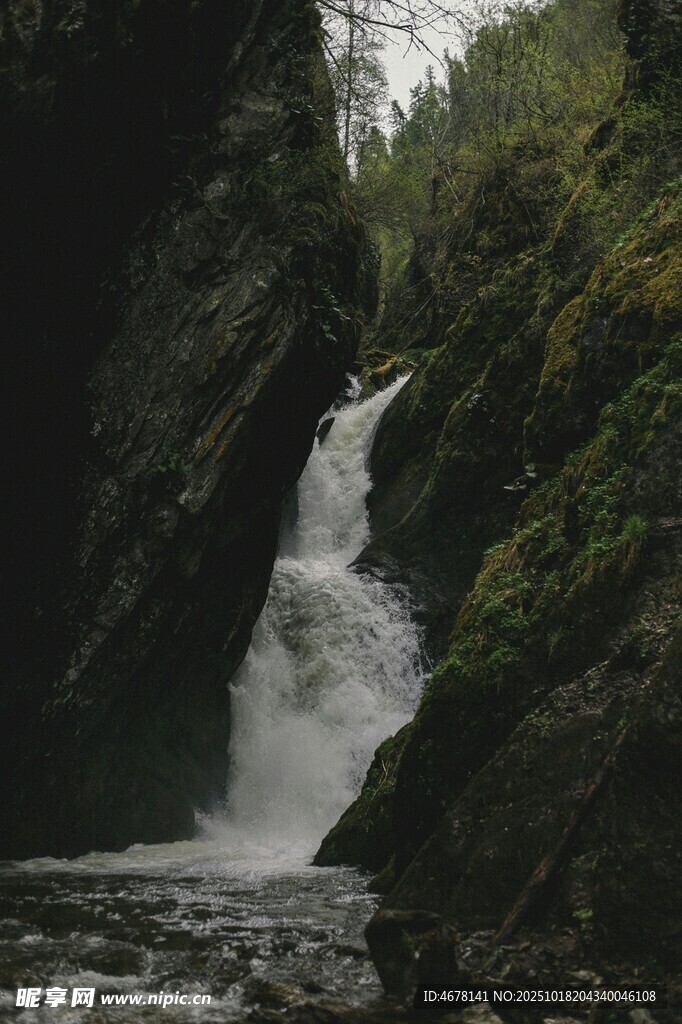 山间瀑布景观