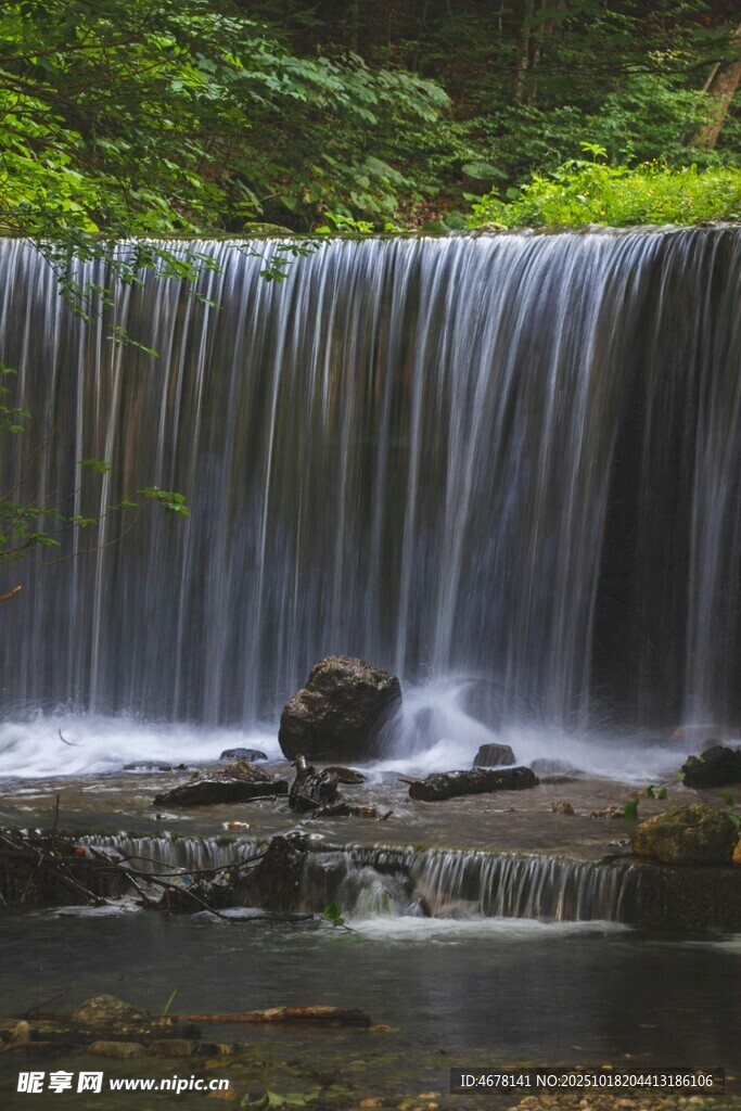 山间瀑布绿意环绕的美景