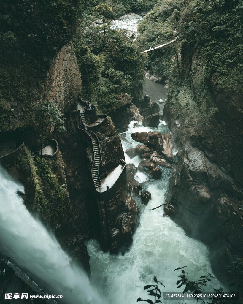 山间湍急瀑布景观