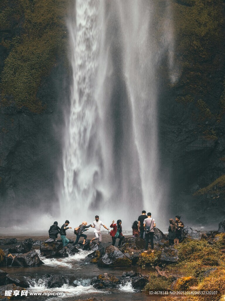 壮丽瀑布下的人群景观