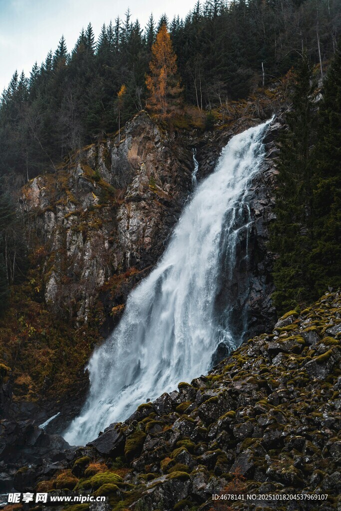 山间壮丽瀑布景观