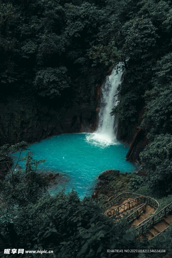 山间蓝湖瀑布美景
