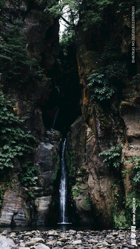 山间瀑布绿意环绕的美景