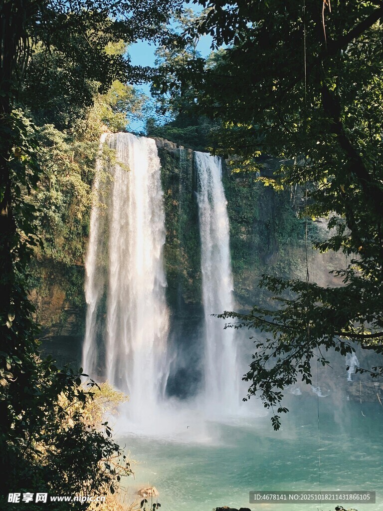 山间飞瀑下的幽美水景