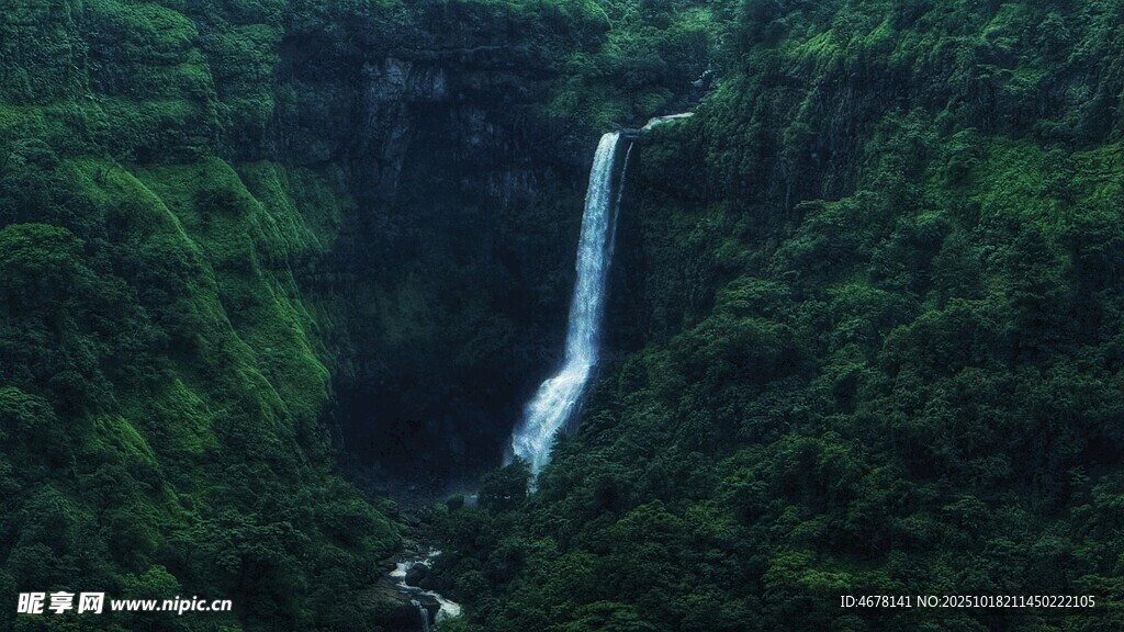 山间瀑布绿意环绕的美景