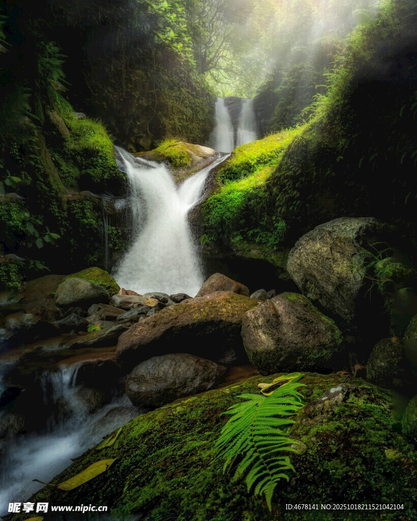 山间幽美瀑布溪流景观