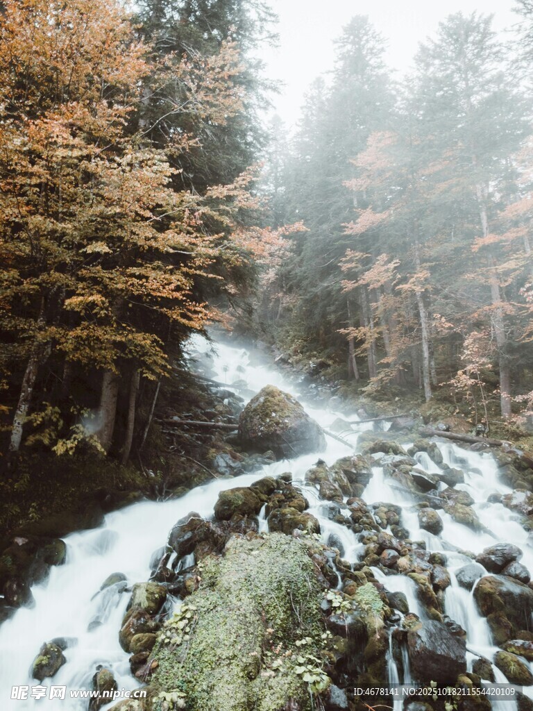山间溪流秋色美景