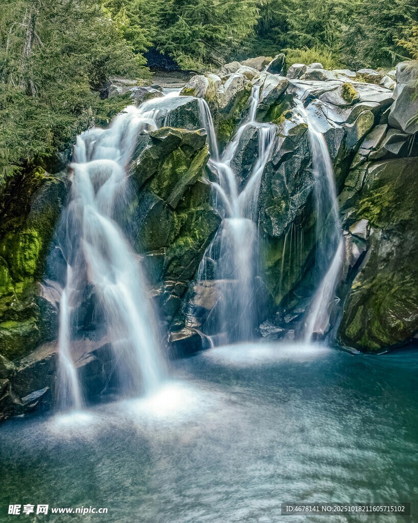 山间秀丽瀑布景观