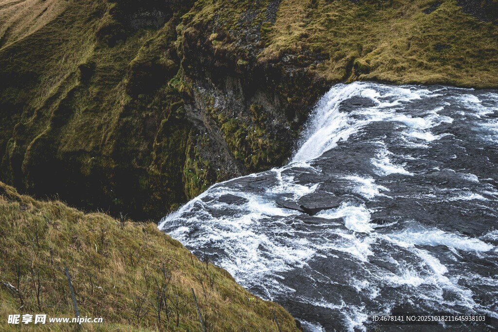 山间奔腾的湍急溪流