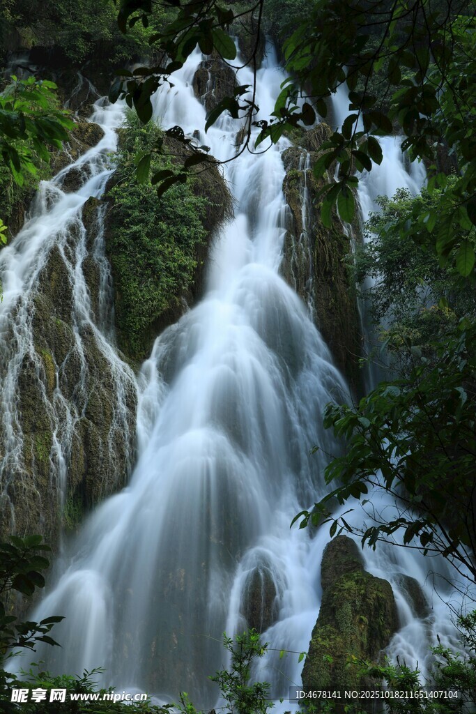 山间飞瀑灵动自然之景
