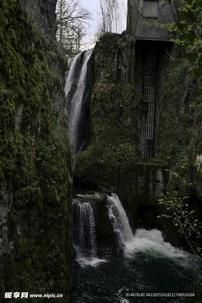 山间瀑布绿意环绕的美景