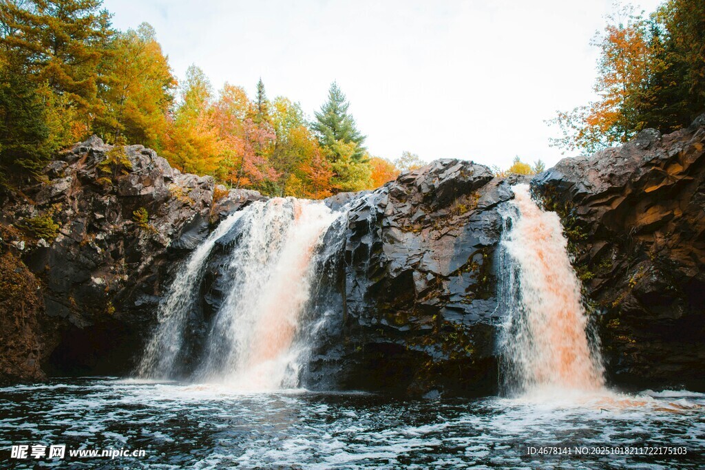 秋日山间瀑布美景
