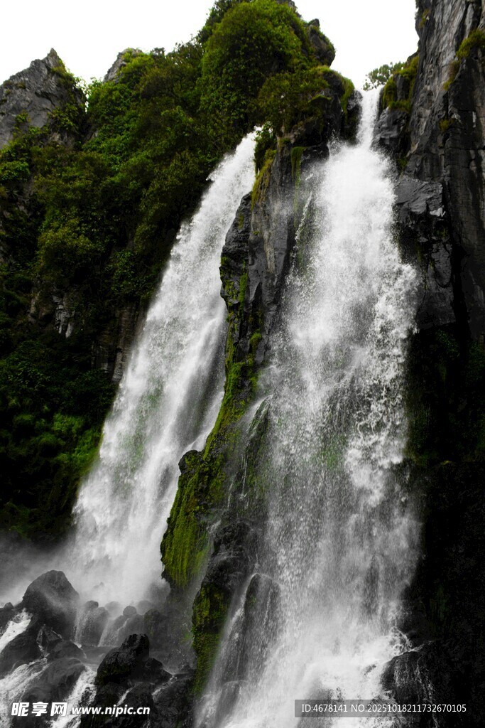 山间瀑布绿意环绕的美景