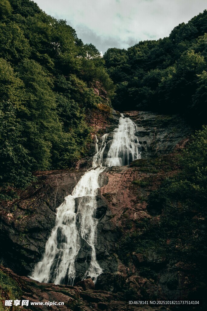山间飞瀑绿意环绕美景