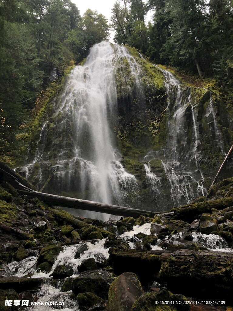山林间的壮丽瀑布景观