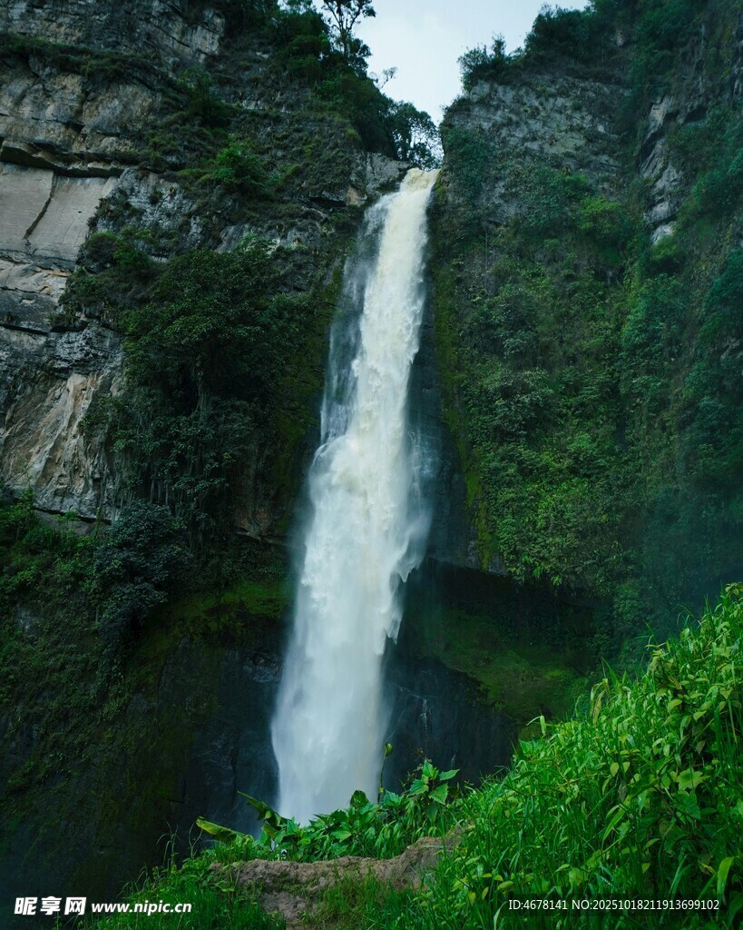 山间飞瀑绿意环绕的美景