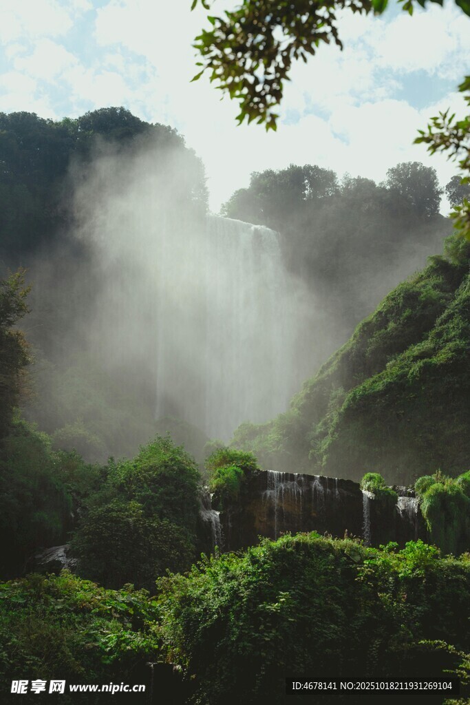 山间瀑布云雾缭绕美景