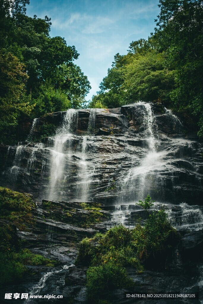 山间壮丽瀑布景观