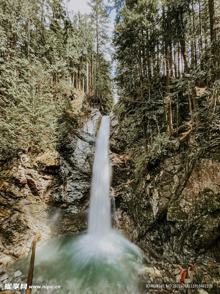 山间瀑布自然清新美景