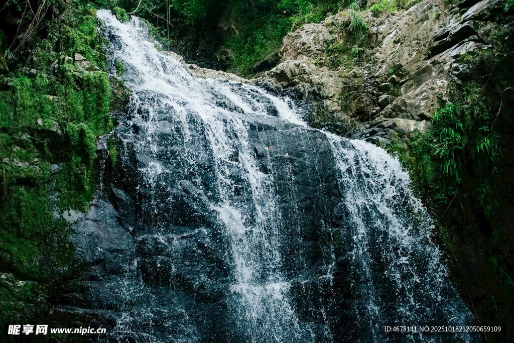 山间瀑布美景