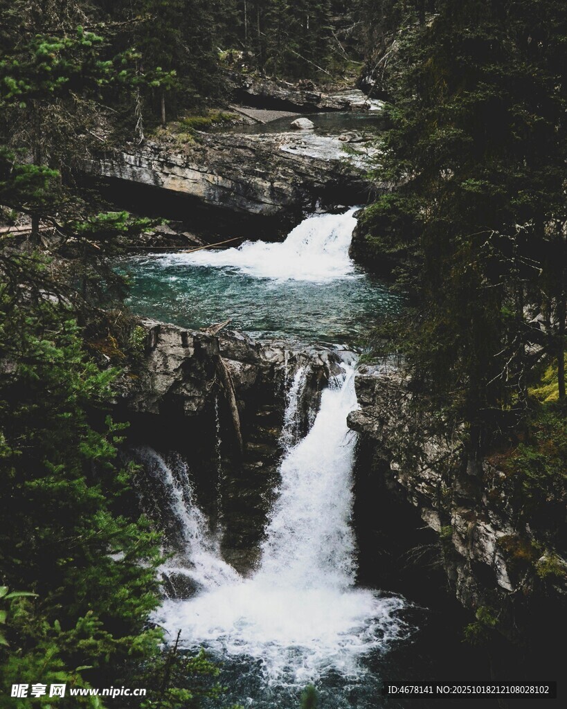 山间瀑布灵动的自然美景
