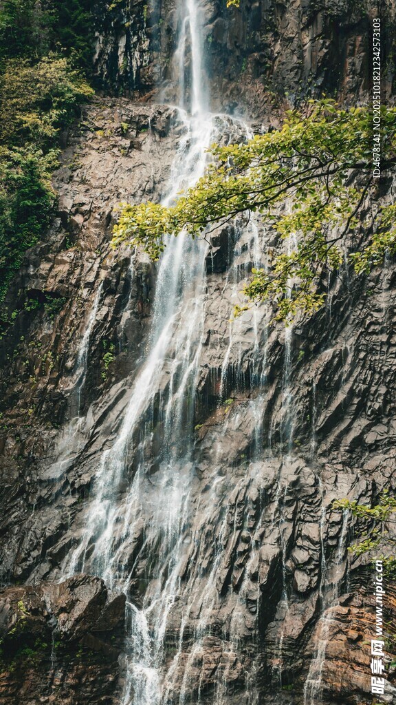 山间瀑布美景